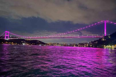 15 Temmuz Şehitler Köprüsü pembe renge büründü