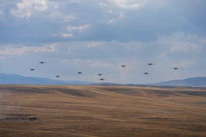20 KARGU, sürü halinde saldırarak hedefleri imha etti