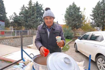 35 yıldır el arabasıyla sokak sokak dolaşıp nohut satıyor