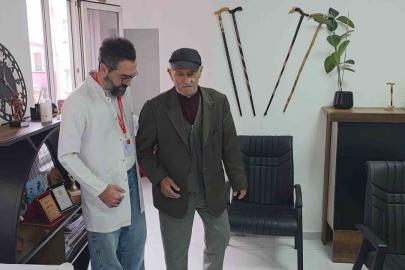 72 yaşındaki emekli madenci, yapay deri işlevi gören materyalle ayağa kalktı
