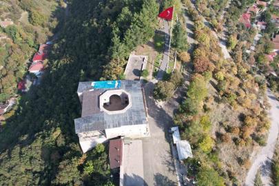 9 asırlık Yağıbasan Medresesi’nin hasarlı çatısında brandalı önlem alındı