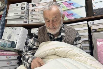 93 yaşındaki ’Yastıkçı Dede’ mesleğini 3 kuşakla geleceğe taşıyor
