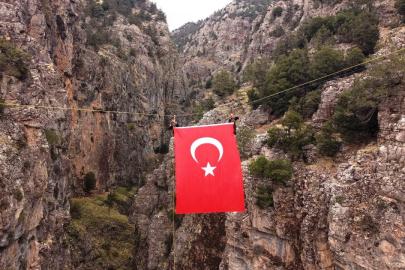 Acıpayam Kanyonunda dev Türk bayrağı dalgalandırıldı