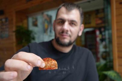 Acısız yaşayamıyor: Tatlıya bile pul biber atıp yiyor