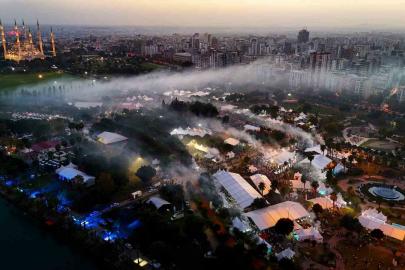 Adana’da kebap dumanı gökyüzünü kapladı, metrelerce kuyruk oluştu