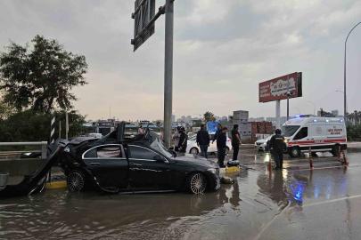 Adana’da otomobil direğe çarptı: 1 ölü