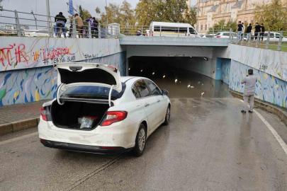 Adana’da sağanak çilesi: Otomobil suya gömüldü, vatandaşlar rögarları kendileri temizledi