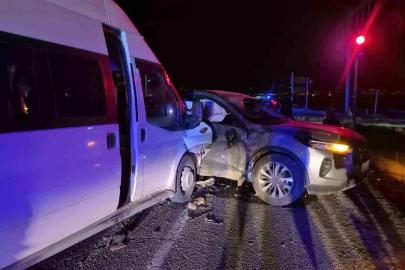 Adıyaman’da otomobil ile minibüs çarpıştı: 12 yaralı