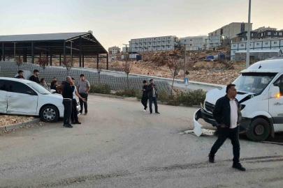 Adıyaman’da otomobil minibüsle çarpıştı: 4 yaralı