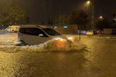 Adıyaman’da şiddetli yağış hayatı felç etti: Birçok araç mahsur kaldı