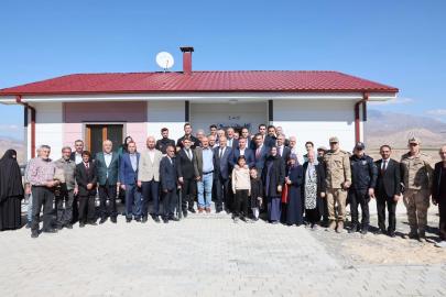 AFAD konutlarının anahtarları hak sahibi ailelere teslim edildi