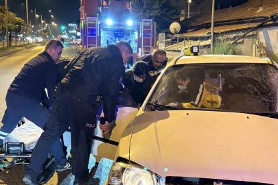 Ağaca çarpan otomobilde sıkışan sürücüyü itfaiye ekipleri kurtardı: 1 yaralı