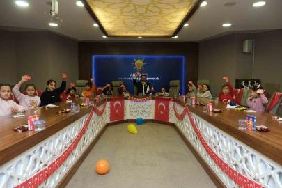 AK Parti Osmangazi’den 29 Ekim’e anlamlı etkinlik: Minik ellerden şehit ailelerine bayrak hediyesi