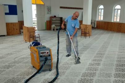 Akdeniz’de ibadethanelerin temizliği düzenli olarak yapılıyor