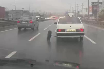 Aks demiri kırılan otomobilin tekerleği yerinden çıktı
