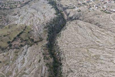 Aksaray’ın Manastır Vadisi kayadan oyma evleri ve doğal güzellikleriyle ilgi çekiyor