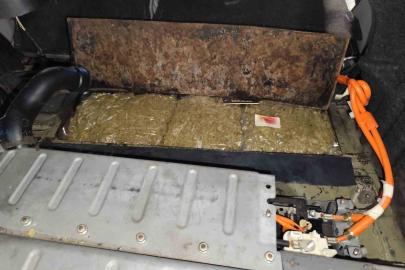 Akünün altına gizlenen 4 kilo 560 kilo esrar ele geçirildi
