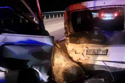 Alanya’da kamyonet park halindeki otomobile çarptı: 1 yaralı