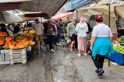 Alanya’da sağanak pazar yerini göle çevirdi