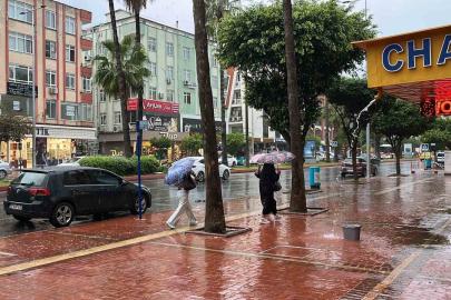 Alanya’da sağanak yağış etkili oldu: Hazırlıksız yakalananlar zor anlar yaşadı
