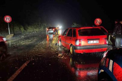 Alaplı-Akçakoca yolunda kaya düştü, 2 otomobil hasar gördü