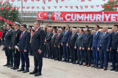 Alaplı’da Cumhuriyet Bayramı’nın 103. yılı çelenk töreniyle kutlandı