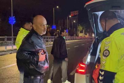 Alkollü sürücü ‘burada çevirme olmaz’ dedi, yoldan geçen araçları durdurmaya çalıştı