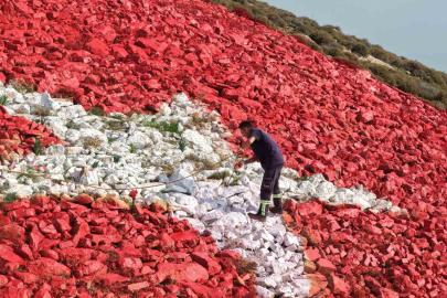 Amanosların zirvesindeki dev al bayrak yenilendi