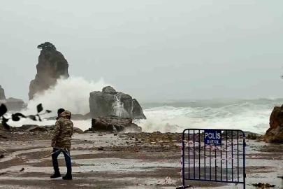 Amasra’da dalga boyu 10 metreyi aştı