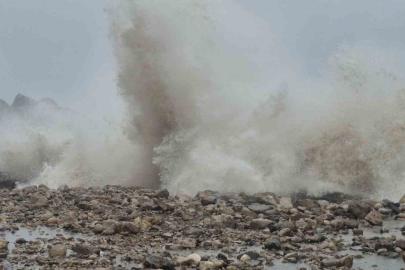 Amasra’da kayalara çarpan dalgaların boyu 14 metreye ulaştı