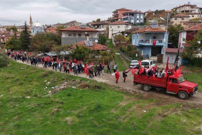 Anadolu köyünde Cumhuriyet coşkusu: Yaşlısı genci bayraklarla yürüdü, halaylar çekti