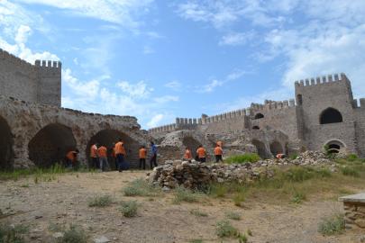 Anamur’da hükümlüler tarihi mekânlarda çevre temizliği yaptı