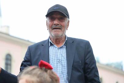 Anaokulu öğrencileri "Ölürüm Türkiyem" şarkısını söyledi, yaşlı adam gözyaşı döktü