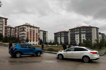 Ankara’da iki otomobil çarpıştı