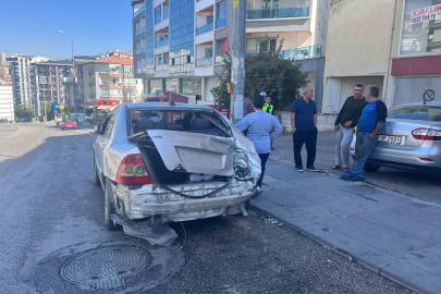 Ankara’da kamyonet, park halindeki 3 otomobile çarptı