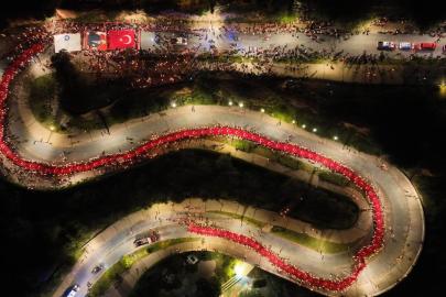 Antalya 30 Ekim’de de Cumhuriyeti kutladı: 400 metrelik dev bayrakla fener alayı düzenlendi