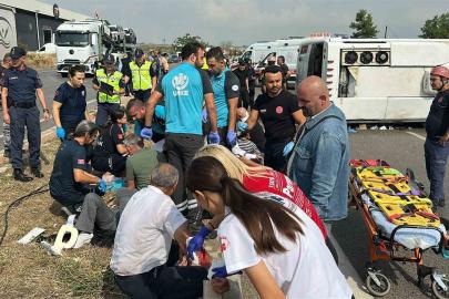 Antalya-Isparta yolunda midibüs devrildi, yaralılar var