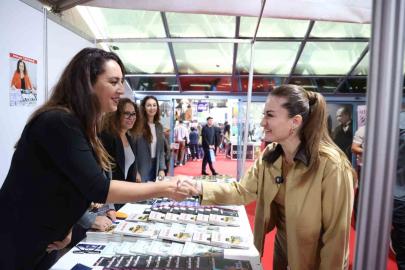 Antalya Kitap Fuarı’nda ikinci gün yoğunluğu