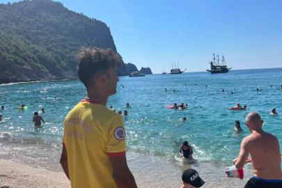 Antalya plajlarında ekim ayında yazdan kalma günler