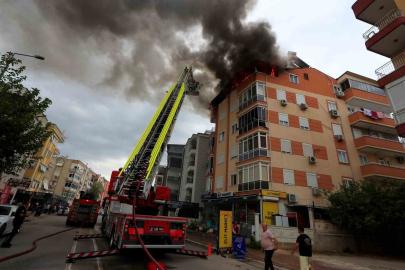 Antalya’da 5 katlı apartmanın çatısında yangın paniği