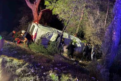 Antalya’da dağcıları taşıyan minibüs şarampole devrildi: 15 yaralı