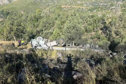 Antalya’da kömür yüklü tır şarampole devrildi: 2 yaralı