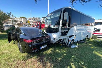 Antalya’da midibüs ile otomobilin çarpışma anı kamerada: 2 yaralı