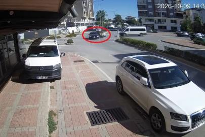Antalya’da otomobil ile motosikletin çarpışma anı kamerada
