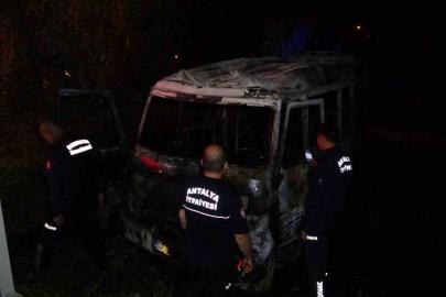Antalya’da park halindeki minibüs yandı
