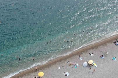 Antalya’da sağanak ardından güneş etkisini gösterince denizin keyfini çıkardılar