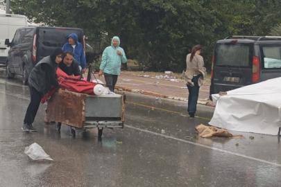 Antalya’da şiddetli rüzgar semt pazarını vurdu