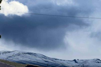 Ardahan’a mevsimin ilk karı yağdı, Kısır Dağı’nın zirvesi beyaza büründü