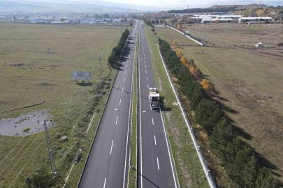 Ardahan’da asfaltlanan yollara son dokunuş: Şerit çizgileri çizildi