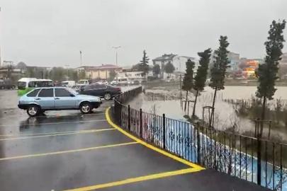 Arnavutköy’de dere taştı, dolmuş içinde yolcularla mahsur kaldı